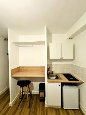 Cuisine ou kitchenette dans l'établissement Joli petit studio proche centre de Caen - Brown