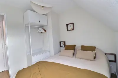 Un ou plusieurs lits dans un hébergement de l'établissement F3 2 chambres duplex Cabourg calme, balcon, proche plage