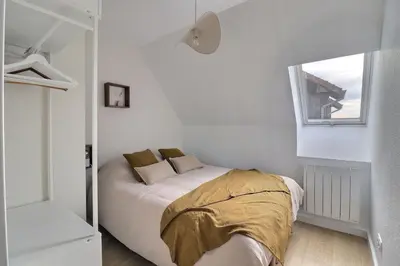 Un ou plusieurs lits dans un hébergement de l'établissement F3 2 chambres duplex Cabourg calme, balcon, proche plage