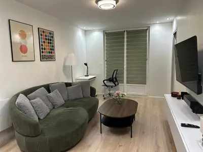 Télévision ou salle de divertissement dans l'établissement Havre de paix en ville - chez Céline