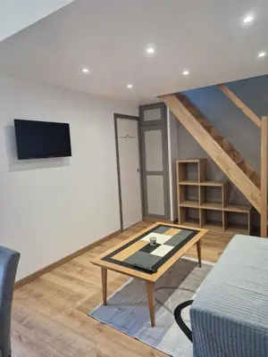 Télévision ou salle de divertissement dans l'établissement Baie du Mont Saint Michel, petite maison neuve