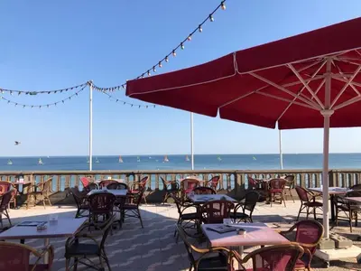 Vue générale sur la mer ou vue sur la mer prise depuis l'appartement