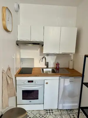 Cuisine ou kitchenette dans l'établissement Appartement deux pièces élégant avec Vue sur Parc - Plage & Centre-Ville à Pied