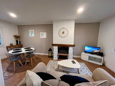 Télévision ou salle de divertissement dans l'établissement Maison proche Mer
