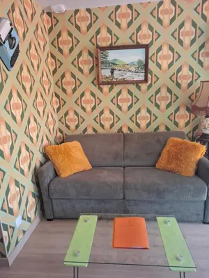 Coin salon dans l'établissement Maisonnette Rétro Loc