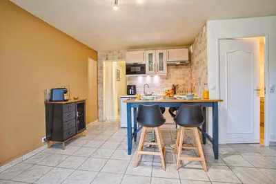 Cuisine ou kitchenette dans l'établissement Cabourg Plage - Wifi & Jardin - Mer à 200m