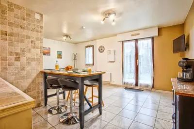 Cuisine ou kitchenette dans l'établissement Cabourg Plage - Wifi & Jardin - Mer à 200m