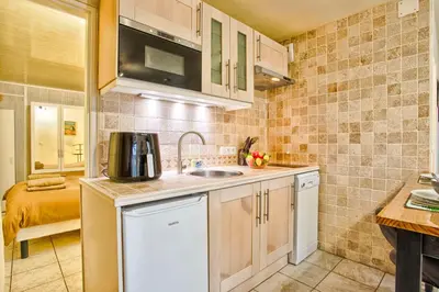 Cuisine ou kitchenette dans l'établissement Cabourg Plage - Wifi & Jardin - Mer à 200m