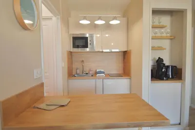 Cuisine ou kitchenette dans l'établissement La parenthèse bleue, loggia et parking