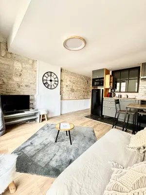 Cuisine ou kitchenette dans l'établissement Le charme de la place Saint-Sauveur
