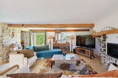 Télévision ou salle de divertissement dans l'établissement Le Hamelinet