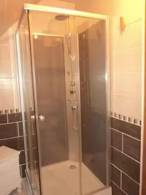 Salle de bains dans l'établissement Chambre à Louer - CAUMONT L'EVENTE