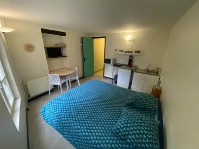 Un ou plusieurs lits dans un hébergement de l'établissement Charmant studio à Cherbourg-en-Cotentin, 15 m²