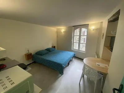 Un ou plusieurs lits dans un hébergement de l'établissement Charmant studio à Cherbourg-en-Cotentin, 15 m²