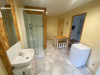 Salle de bains dans l'établissement Appartement cosy à Cherbourg-en-Cotentin, 20 m² avec confort.