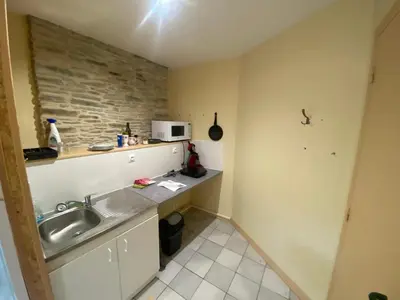 Cuisine ou kitchenette dans l'établissement Appartement cosy à Cherbourg-en-Cotentin, 20 m² avec confort.