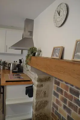 Cuisine ou kitchenette dans l'établissement La Blanche des Marais, maison de ville