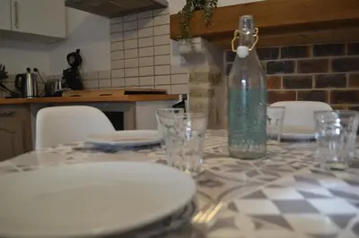 Cuisine ou kitchenette dans l'établissement La Blanche des Marais, maison de ville