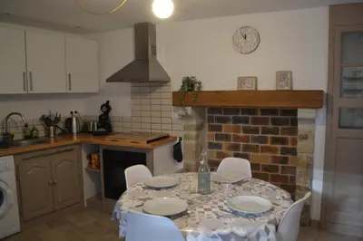 Cuisine ou kitchenette dans l'établissement La Blanche des Marais, maison de ville
