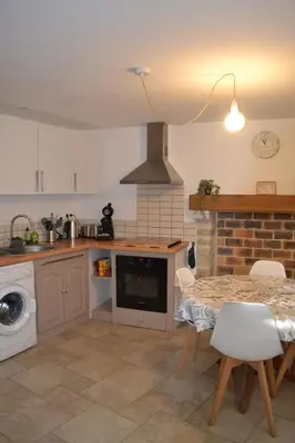 Cuisine ou kitchenette dans l'établissement La Blanche des Marais, maison de ville