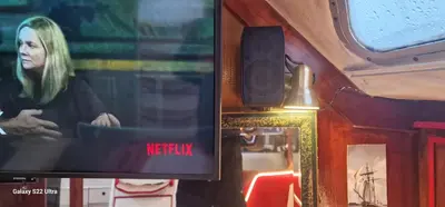 Télévision ou salle de divertissement dans l'établissement Ma Belle Lana, Voilier Privé, La Mer à Portée de Main