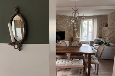 Télévision ou salle de divertissement dans l'établissement Charming renovated house in Fontaine-Henry