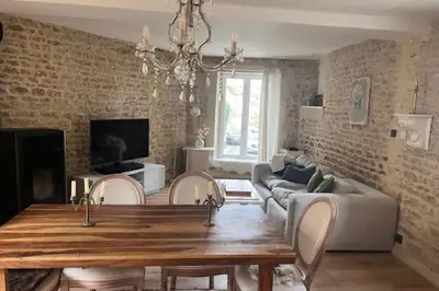 Télévision ou salle de divertissement dans l'établissement Charming renovated house in Fontaine-Henry