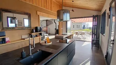 Cuisine ou kitchenette dans l'établissement Au bon coin de la baie
