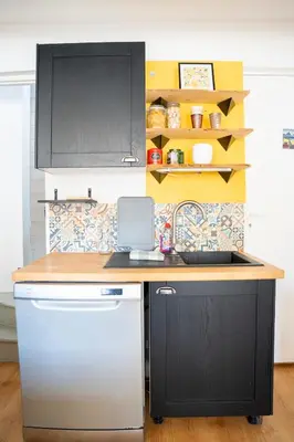 Cuisine ou kitchenette dans l'établissement Maison de ville avec jardin