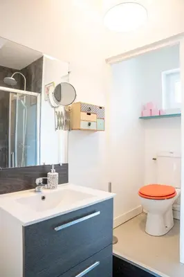 Salle de bains dans l'établissement Maison de ville avec jardin