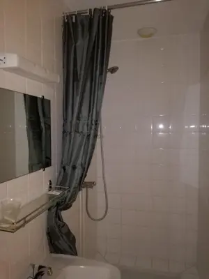 Salle de bains dans l'établissement Hôtel l'Eden