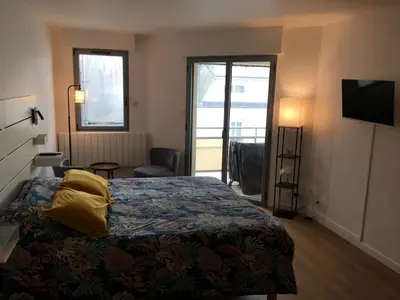 Un ou plusieurs lits dans un hébergement de l'établissement Carteret centre, port avec balcon vue mer