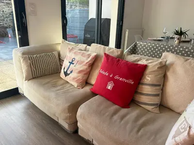 Coin salon dans l'établissement Les cabines de Granville