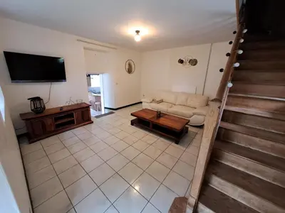 Télévision ou salle de divertissement dans l'établissement Maison au Calme en Normandie