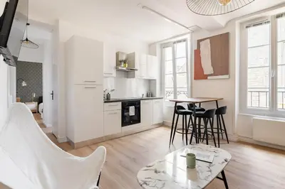 Cuisine ou kitchenette dans l'établissement Appartement moderne au coeur du quartier historique