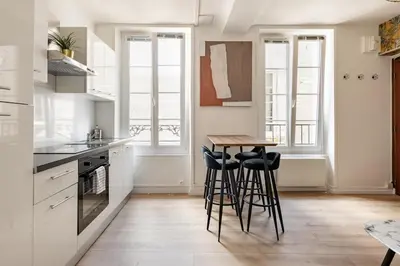 Cuisine ou kitchenette dans l'établissement Appartement moderne au coeur du quartier historique