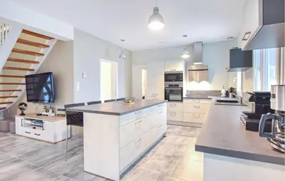 Cuisine ou kitchenette dans l'établissement 5 Bedroom Beautiful Home In Carteret