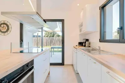 Cuisine ou kitchenette dans l'établissement Sameline