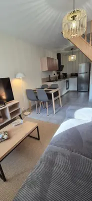 Cuisine ou kitchenette dans l'établissement Maison rénovée avec stationnement privatif