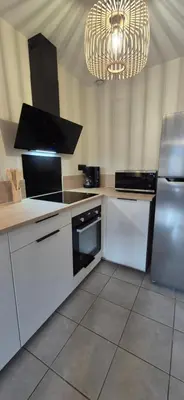 Cuisine ou kitchenette dans l'établissement Maison rénovée avec stationnement privatif