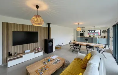 Télévision ou salle de divertissement dans l'établissement Awesome Home In Creances With Wifi