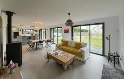 Coin salon dans l'établissement Awesome Home In Creances With Wifi