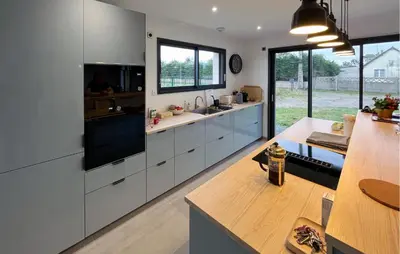 Cuisine ou kitchenette dans l'établissement Awesome Home In Creances With Wifi