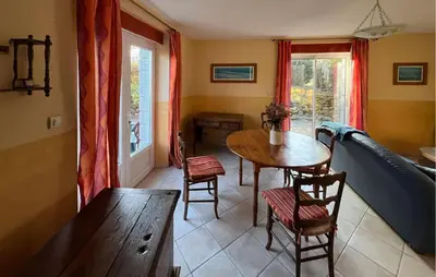 Coin salon dans l'établissement 2 Bedroom Cozy Home In Heugueville-Sur-Sienne