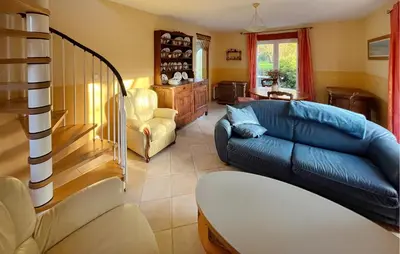 Coin salon dans l'établissement 2 Bedroom Cozy Home In Heugueville-Sur-Sienne