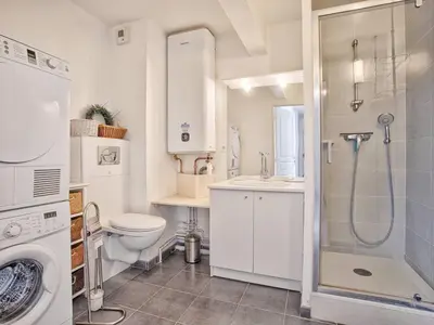 Salle de bains dans l'établissement Appartement 2 chambres avec double terrasse à Merville-Franceville-Plage - FR-1-788-96