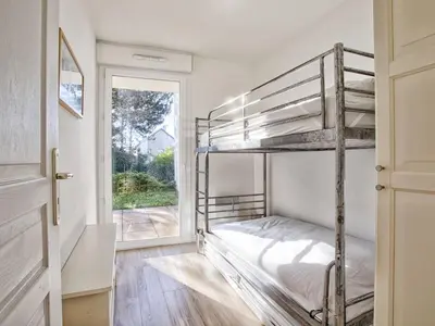 Un ou plusieurs lits dans un hébergement de l'établissement Appartement 2 chambres avec double terrasse à Merville-Franceville-Plage - FR-1-788-96