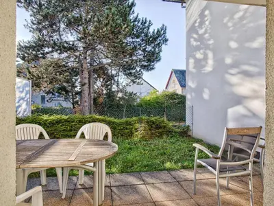 Jardin de l'établissement Appartement 2 chambres avec double terrasse à Merville-Franceville-Plage - FR-1-788-96