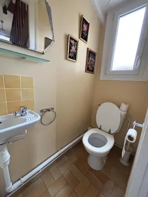 Salle de bains dans l'établissement Maison avec jardin dans le centre de Cabourg