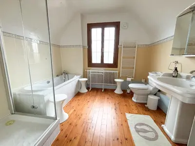 Salle de bains dans l'établissement Maison avec jardin dans le centre de Cabourg